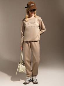 Hanevo 青少年女孩 2 件套休闲通勤百搭 3D 字母运动衫和运动裤套装 - 杏色 - 查看 5