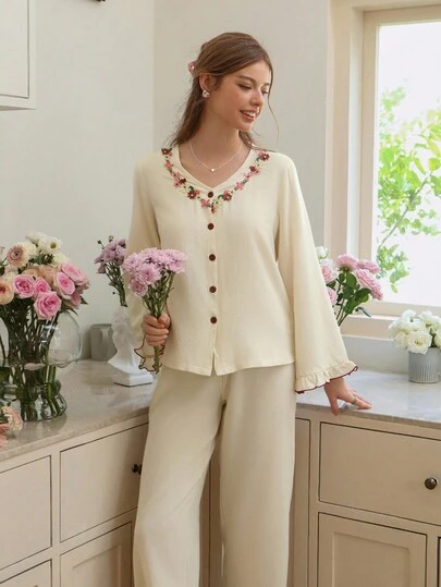 Snug Reverie 女士荷叶边长袖上衣和裤子睡衣套装，饰有花卉图案，适合浪漫假期、春秋季、秋冬季穿着，纽扣式睡衣套装