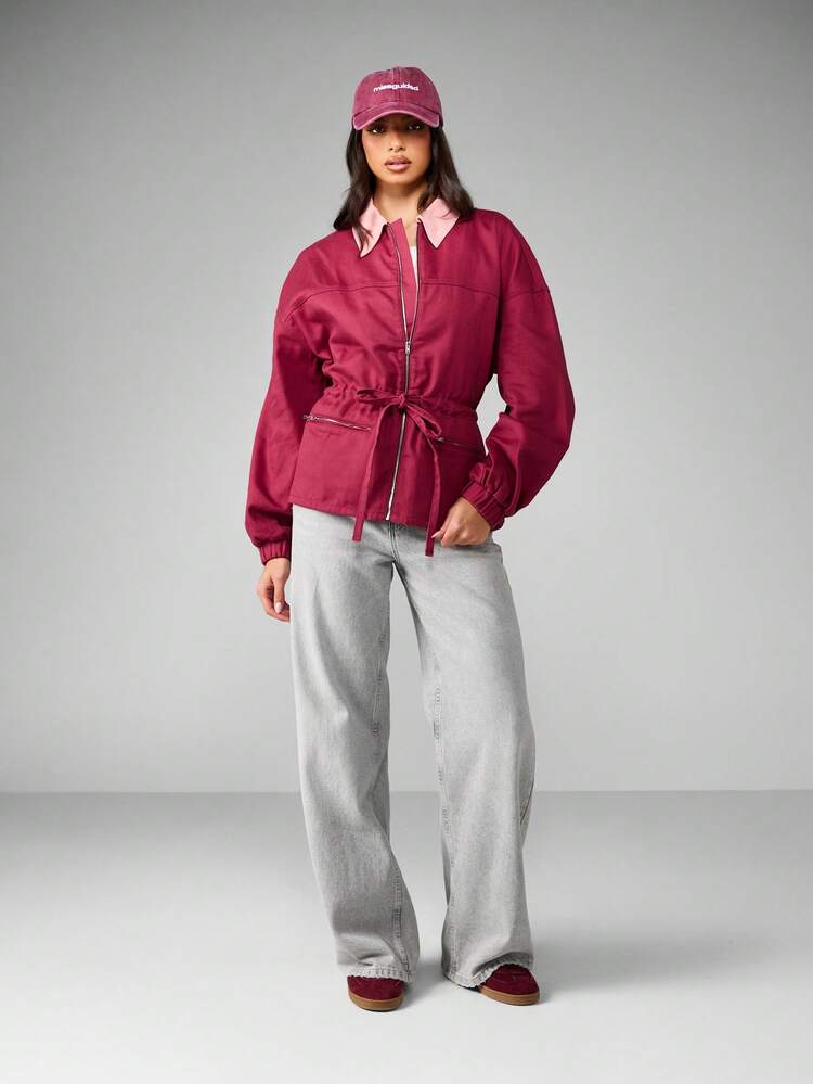 MISSGUIDED Kurtka typu bomber z dopasowaną talią i kontrastowym różowym kołnierzykiem. Modny element garderoby z bawełny. Odzież wierzchnia na jesień i zimę. Odzież uliczna z zamkiem błyskawicznym z przodu.