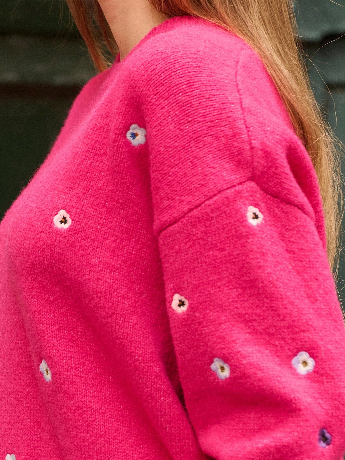 Maglione morbido e rilassato con fiori ricamati, adatto per l'autunno e la primavera, ideale per uscire o per l'ufficio