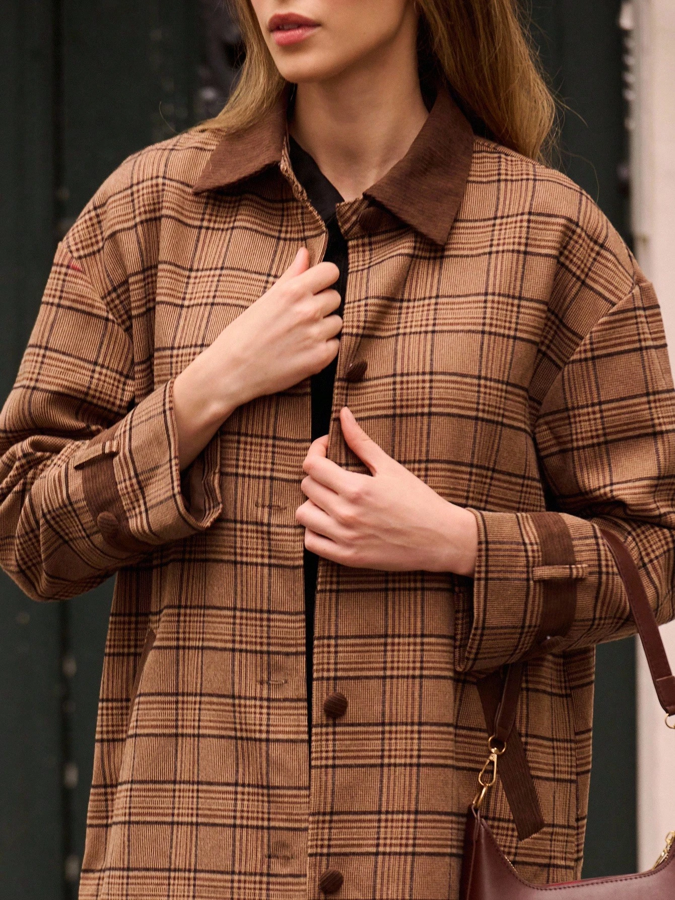 Cappotto stile vintage a quadri per autunno inverno con colletto a contrasto e dettagli di bottoni