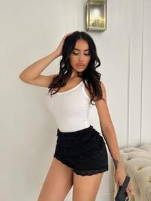 Shopreo Pantalones cortos blancos para mujer con capas múltiples y dobladillo de volantes, estilo Y2K de bajo aumento para salir a conciertos - Negro - Ver 3
