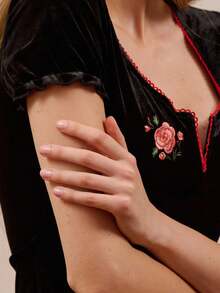 lacRébo 黑色天鹅绒花卉刺绣 V 形领口短袖上衣 - 黑色 - 查看 8