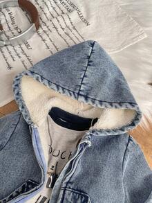 SHEIN 男婴时尚水洗休闲保暖蓝色牛仔连帽拉链宽松外套，新品，适合宝宝秋冬日常穿着、街头风、万圣节和圣诞节，保暖内衬外套，冬季外套 - 中等水洗藍 - 查看 4