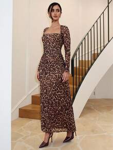 Modelyn فستان نسائي طويل الأكمام بياقة البجع مطبوع بنمط النمر مع كشكشة - متعدد الألوان - مشاهدة 4