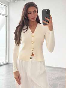 Aloruh 简约杏色V领长袖金属装饰短款女式毛衣，秋冬季，舒适保暖，适合秋冬季穿着。 - 杏色 - 查看 4