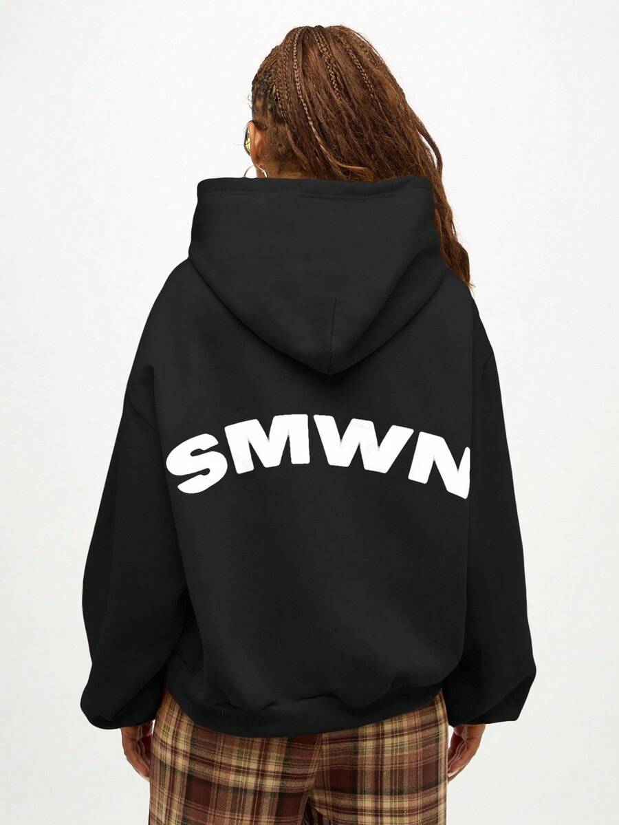SUMWON WOMEN 超大图案徽标连帽时尚运动衫，背面带有粗体文字设计，休闲街头服饰，冬季秋季休闲装 - 黑色 - 查看 1