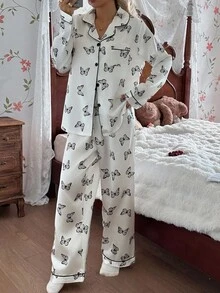 SHEIN طقم بيجامة من السروال والبلوزة ذات الأكمام الطويلة والطبعة الحريرية الزائفة على شكل فراشات، بيجامة غربية مناسبة للخريف والشتاء