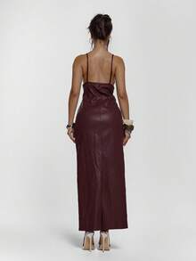 MUSERA V领深V褶皱胸部修身仿皮长款连衣裙，性感外出秋季夜游可爱街头风Feraux派对 - 酒紅色 - 查看 2