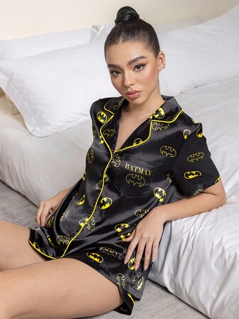 BATMAN X SHEIN 女式舒适蝙蝠印花撞色滚边短袖上衣和短裤睡衣套装，夏季