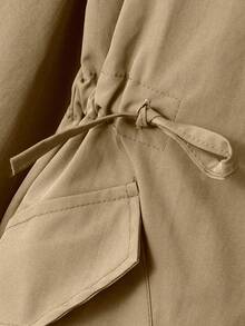 少女束腰连帽中长款轻便夹克，适合秋季日常穿着