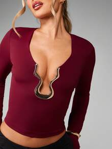 MISSGUIDED Stylish Plunging Neck Crop Top With Gold Metal Accent Evening Party Club Holiday Night Out Glamour Chic Long Sleeve Form Fitting Winter Fashion Statement - Burgundy - View 1