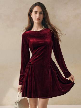 Cévolie Damklänning med rund hals och lång ärm, plisserad elegant sammet, enfärgad