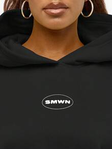 SUMWON WOMEN 超大图案徽标连帽时尚运动衫，背面带有粗体文字设计，休闲街头服饰，冬季秋季休闲装 - 黑色 - 查看 4