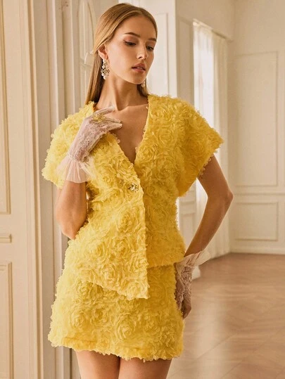 Aveloria Rosie 黄玫瑰 3D 花卉面料 V 领不对称下摆宽肩上衣搭配迷你裙，优雅女士派对装