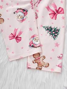 女孩的圣诞驯鹿、圣诞树、圣诞礼物、圣诞蝴蝶结、姜饼元素印花舒适短袖开领家居服套装，采用阻燃面料制成