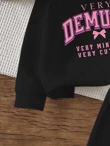SHEIN Playful Pals Set de 2 piezas de sudadera con capucha y pantalón de chándal con estampado de letras negro casual para niñas pequeñas, conjunto deportivo para niñas pequeñas, ropa deportiva para niños pequeños, conjunto de sudadera con capucha negra para niños pequeños, conjunto de sudadera con capucha y pantalón de chándal para bebés, conjunto de otoño/invierno para niñas pequeñas