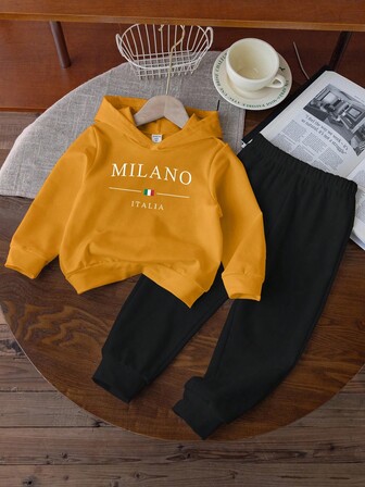 2 件套小男孩黄色运动衫和黑色针织裤撞色套装，小男孩休闲运动跑步街头学院风，适合秋冬季，中性连帽运动衫，带有意大利国家口号标志