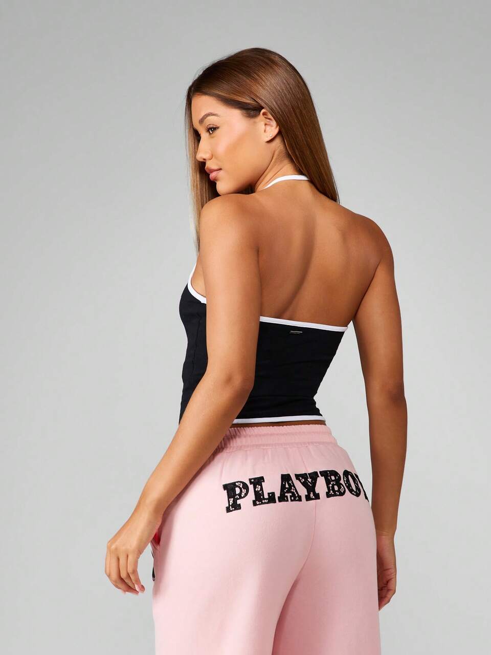 Missguided x Playboy 콘트라스트 바인딩이 있는 크리스탈 텍스트 홀터넥 크롭 탑