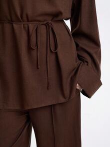 Aalyst 2 Stücke Damen Bluse aus Bambusfaser mit abnehmbarem Schal-Kragen und Fledermausärmeln, Taillenschleife und gerade geschnittene Lässig Hose, elegante Büro-/Lässig Kleidung, Vintage-/Minimalistische Optik, geeignet für Thanksgiving, Nachmittagstee, Partys, Schulbeginn, Frühling/Herbst - Kaffeebraun - Übersicht 4