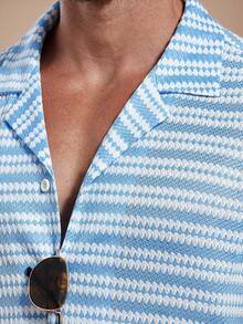 Manfinity Homme Kemeja Lengan Pendek Kasual Rajut Bergaris Jacquard untuk Liburan Pria - Baby Blue - View 3