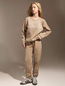Hanevo 青少年女孩 2 件套休闲通勤百搭 3D 字母运动衫和运动裤套装 - 杏色 - 查看 4