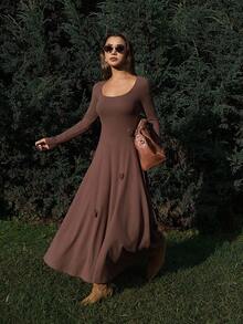 DAZY 纯色植绒修身腰长袖优雅花卉装饰女式连衣裙，秋冬 - 棕色 - 查看 1