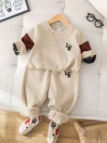 SHEIN 2 件套儿童男童休闲学院风舒适针织袖拼布圆领运动衫和裤子套装，适合通勤、学校、日常休闲、学院风、童装、小男孩服装、返校、生日派对、晚会、婚礼、洗礼、开学典礼、日常穿着、旅行、运动、秋冬、羊毛、加厚 - 杏色 - 查看 2