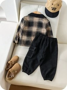 SHEIN 两件套男/女婴撞色格子衬衫外套搭配黑色灯芯绒运动裤套装，舒适百搭的休闲基础款秋冬服装，适合室内、室外、日常穿着、运动、玩耍、聚会、拍照等场合。适合18-24个月男婴。男婴格子套装，男婴外套套装，男婴晚秋服装。 - 黑色 - 查看 2