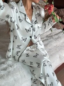 SHEIN طقم بيجامة من السروال والبلوزة ذات الأكمام الطويلة والطبعة الحريرية الزائفة على شكل فراشات، بيجامة غربية مناسبة للخريف والشتاء