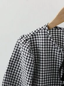 SHEIN Áo sơ mi nữ tuổi teen kiểu dáng tối giản, thoải mái, cổ tròn, tay dài, có nơ, chất liệu vải dệt họa tiết, thích hợp cho mùa tựu trường, mùa đông thu, các lễ hội, Halloween, Giáng sinh, Năm mới, quà tặng Giáng sinh. Tuyệt vời cho mặc thường ngày và đi học vào mùa thu đông. Áo thoải mái dễ mặc, phong cách ấm áp mùa thu đông, phù hợp cho mặc hàng ngày mùa thu/đông, phong cách đường phố, mặc ở nhà. Áo sơ mi nữ tay dài có nơ, họa tiết kẻ caro. - Đen và trắng - Xem 3