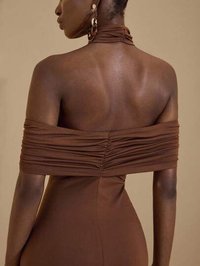 JIAN LASALA Vestido Midi Elegante de Cetim Sólido com Ombros à Mostra, Decote Halter e Costas Abertas, Vestido Marrom para Mulheres em Festas, Casamentos e Ocasiões Especiais, Vestido Marrom Justo Franzido, Vestimenta Elegante e Luxuosa de Estilo Sofisticado