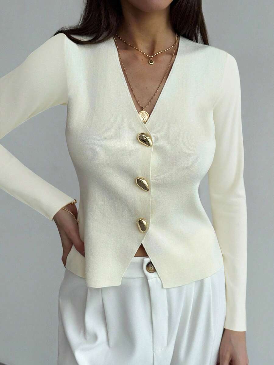 Aloruh 简约杏色V领长袖金属装饰短款女式毛衣，秋冬季，舒适保暖，适合秋冬季穿着。 - 杏色 - 查看 1