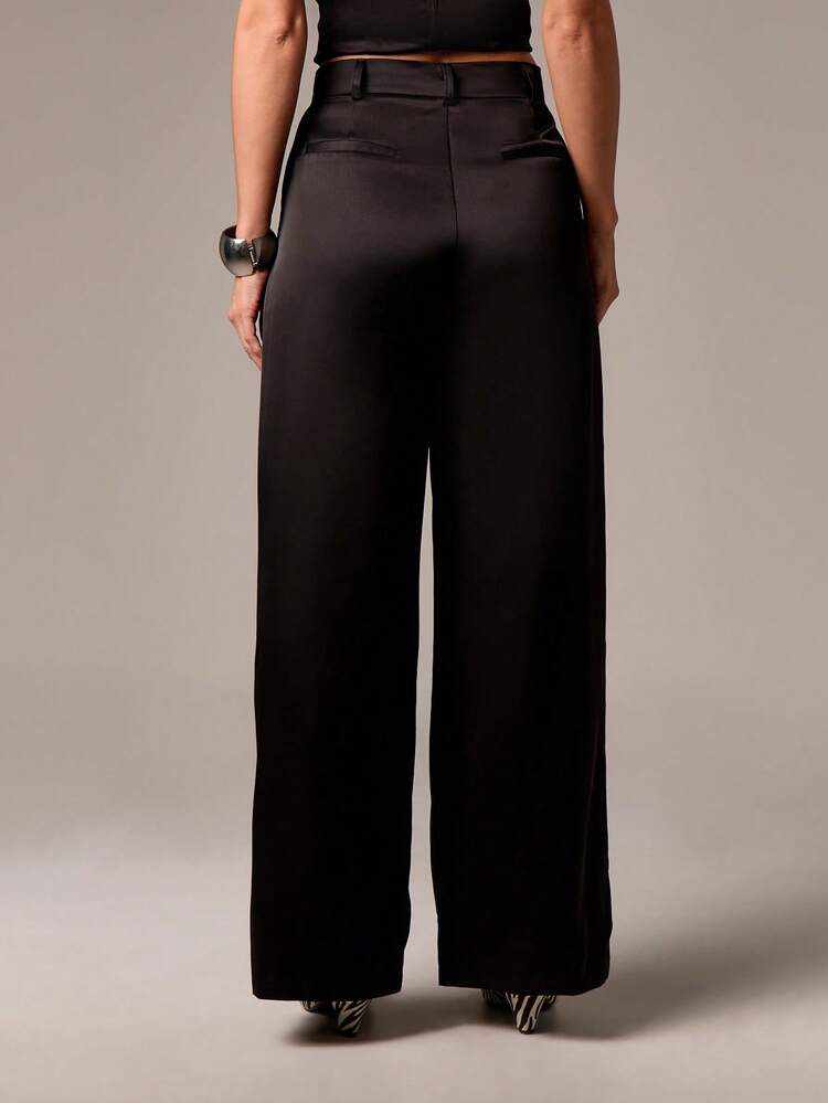 Spodnie satynowe z szerokimi nogawkami i plisowanymi detalami