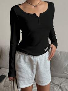 SHEIN EZwear 女士休闲日常简约黑色领扣合身下摆刺绣徽标圆领长袖 T 恤，舒适百搭，适合秋冬季 - 黑色 - 查看 3