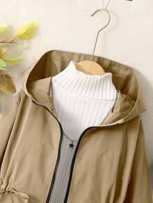 少女束腰连帽中长款轻便夹克，适合秋季日常穿着