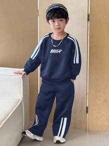 SHEIN 2 件套年轻男童休闲宽松圆领运动衫和运动裤套装，适合返校、生日、迎婴派对、节日派对、秋冬季 - 藏蓝色 - 查看 5