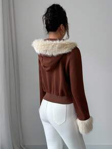 Elenzga Kurze Reißverschluss-Kapuzenjacke aus Plüschstoff mit kontrastierenden Bündchen