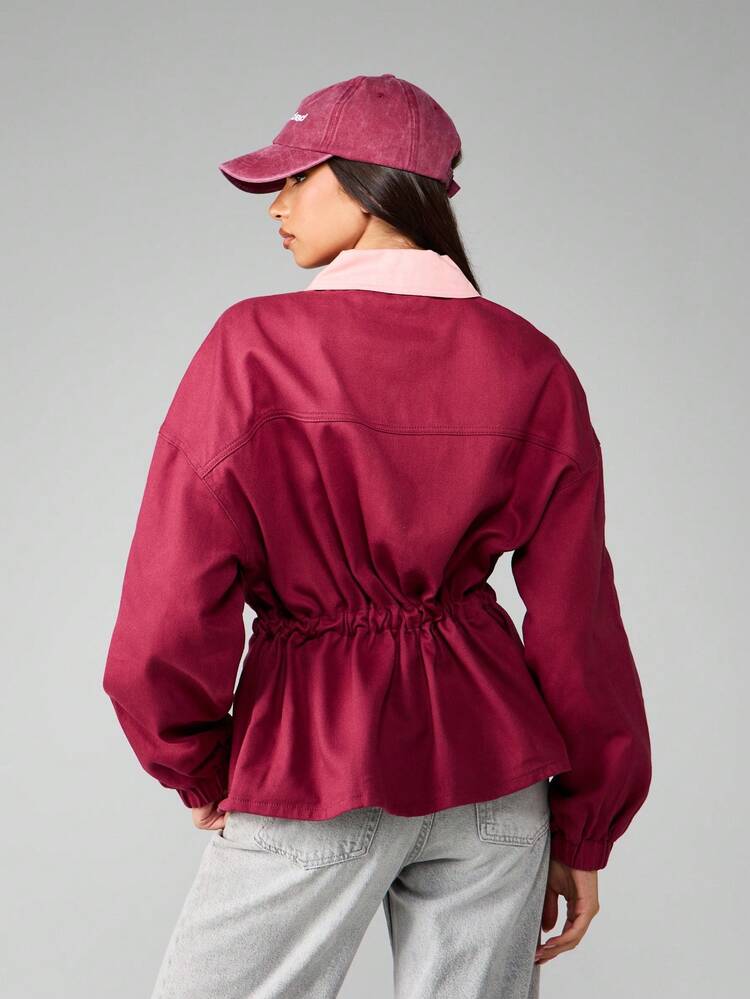 MISSGUIDED Kurtka typu bomber z dopasowaną talią i kontrastowym różowym kołnierzykiem. Modny element garderoby z bawełny. Odzież wierzchnia na jesień i zimę. Odzież uliczna z zamkiem błyskawicznym z przodu.