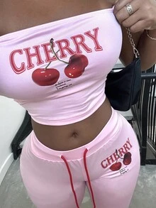 Alexandranx Nouveau ensemble 2 pièces printemps/été 2025 : Top court tube sans manches avec imprimé lettres anglaises rétro et fruits cerises rose, et pantalon moulant évasé taille élastique avec liens à nouer cerise. Style bohème, décontracté, sexy et doux pour festivals de musique, plage et vacances. - Rose bonbon - Voir 3