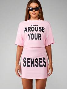 Missguided x Playboy Crew Neck Kurzarm Mini Kleid mit auffälligem Textdruck, lässiger Sommer Streetwear - Pink - Übersicht 1