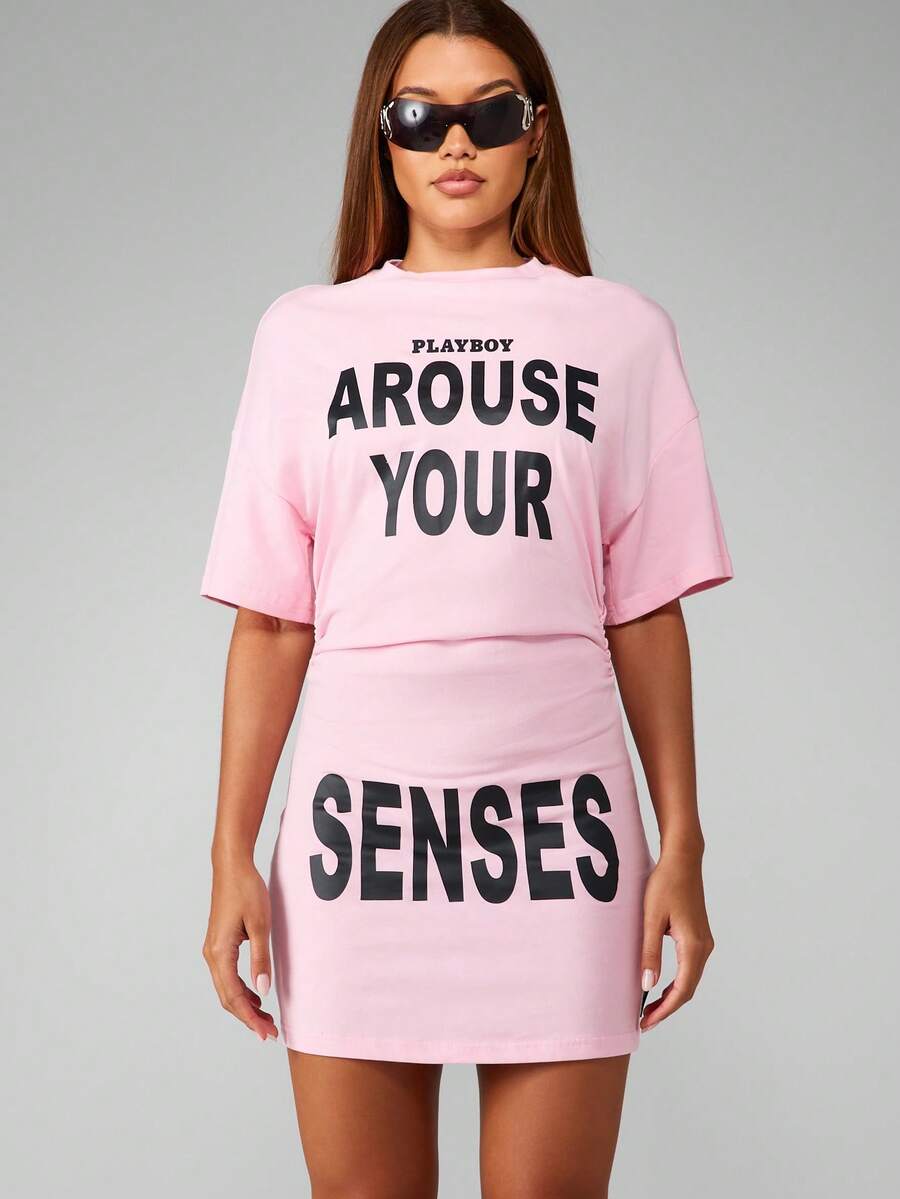 Missguided x Playboy Crew Neck Kurzarm Mini Kleid mit auffälligem Textdruck, lässiger Sommer Streetwear - Pink - Übersicht 1