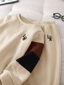 SHEIN 2 件套儿童男童休闲学院风舒适针织袖拼布圆领运动衫和裤子套装，适合通勤、学校、日常休闲、学院风、童装、小男孩服装、返校、生日派对、晚会、婚礼、洗礼、开学典礼、日常穿着、旅行、运动、秋冬、羊毛、加厚 - 杏色 - 查看 3