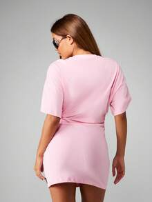 Missguided x Playboy Crew Neck Kurzarm Mini Kleid mit auffälligem Textdruck, lässiger Sommer Streetwear - Pink - Übersicht 2