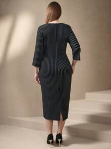 Chikora Sukienka damska plus size o średniej długości z wycięciem przy szyi, czarna, z rękawami 3/4, ołówkowa spódnica w czarno-białe paski, do kolan, z wycięciem przy kołnierzyku, elegancka, dopasowana sukienka do pracy, sukienka biurowa, minimalistyczna, dopasowana sukienka - Czarne i Białe - Zobacz 2