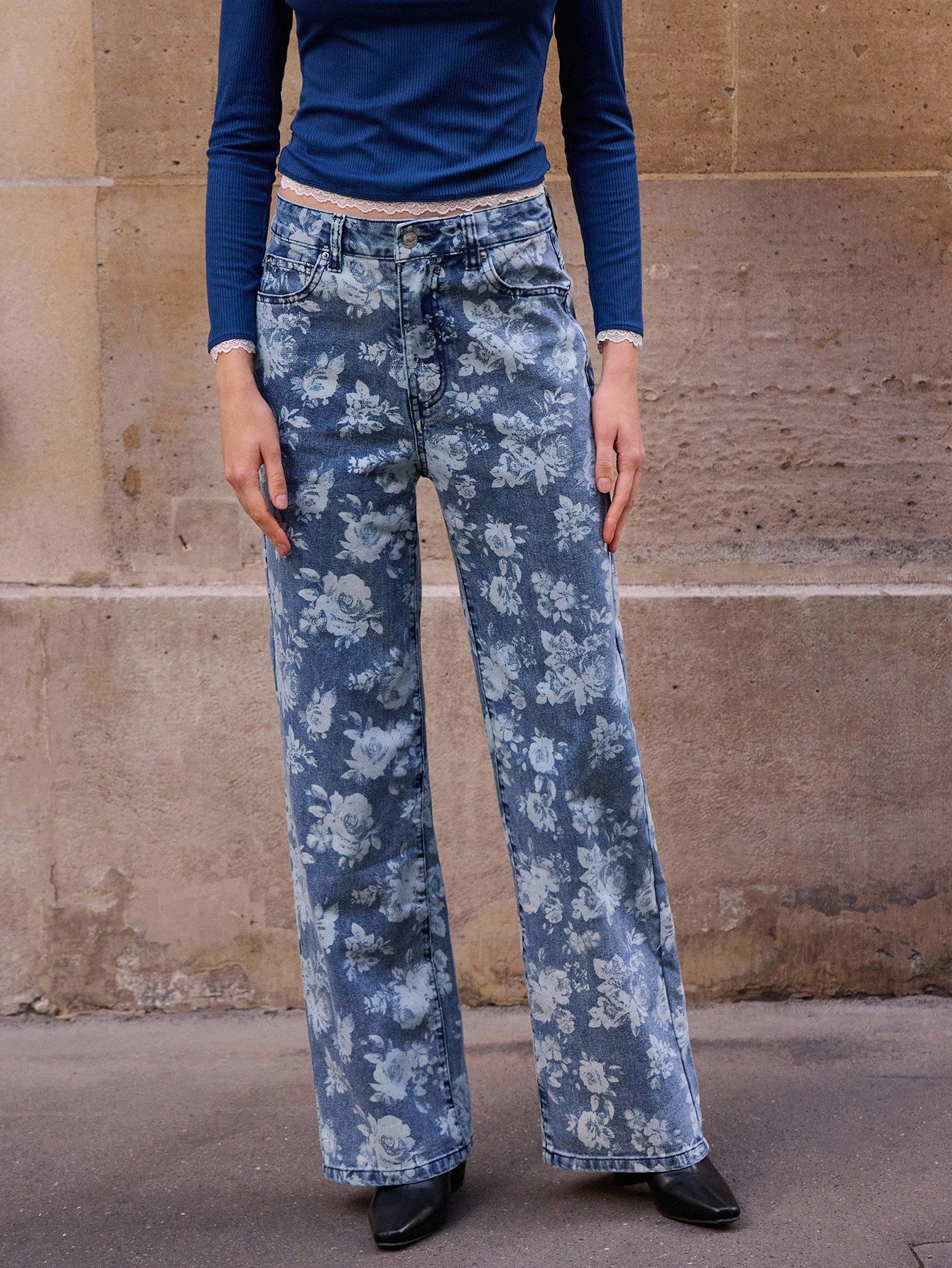 Jeans à taille haute et jambes évasées avec imprimé floral en denim. Vêtements d'automne pour femmes, tenues d'automne