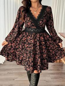 SHEIN Frenchy Abito lungo con scollo a V, stampa floreale, inserti in pizzo e maniche lunghe, taglie comode