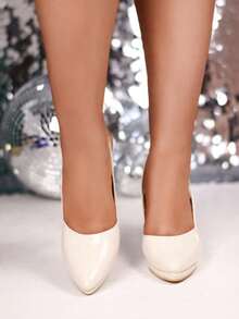 Zapatillas destalonadas de moda para mujer con acabado brillante en recubierto. Su diseño clásico, abierto en el talón con pulsera ajustable, combina a la perfección el glamour y comodidad. Ideales para eventos especiales, fiestas, cenas o cualquier ocasión donde quieras destacar, estas zapatillas son el complemento perfecto para vestidos, faldas o pantalones, aportando color y personalidad a tu outfit. - Beis - Ver 3