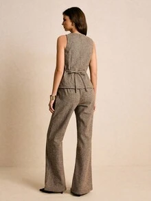 Poéselle 棕色复古千鸟格套装，女士千鸟格单排扣马甲和长裤休闲通勤两件套，马甲长裤套装，棕色长裤套装，正式长裤套装，千鸟格长裤套装，无袖上衣和长裤，千鸟格套装，阔腿裤套装，女士马甲套装，修身套装，简约职业装，秋季办公室时尚。冬季粗花呢两件套，无袖两件套，棕色粗花呢套装，女士粗花呢套装，褶裥粗花呢套装，女士休闲两件套。 - 棕色 - 查看 3