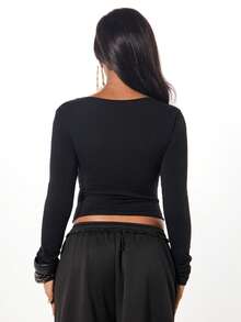 SUMWON WOMEN 摇滚明星女友图案长袖缺口领短款上衣街头风格节日休闲派对演唱会上衣秋冬分层必备 - 黑色 - 查看 3